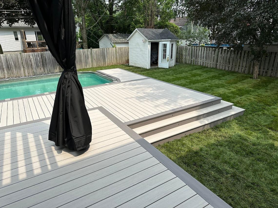 Terrasse en PVC avec piscine
